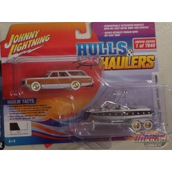 CHASE CAR Chevrolet Caprice Wagon 1973 Mastercraft - Hulls and Haulers - Johnny Lightning 1:64 - JLBT019 BGR