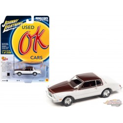 1980 Chevrolet Monte Carlo blanc brillant avec toit et capot en poly bordeaux foncé - Johnny Lightning - 1/64 - JLSP336 A