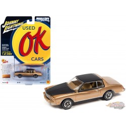 1980 Chevrolet Monte Carlo en Light Camel Poly avec toit et capot noir brillant - Johnny Lightning - 1/64 - JLSP336 B