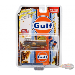 (CHASE) 1965 Volkswagen Type 2 Transporter GULF avec 2 barils GULF limités à 4 800 - Johnny Lightning 1/64 - JLCP7442GR