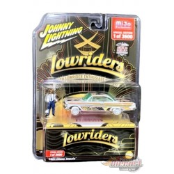 (CHASE CAR) Lowriders 1961 Chevrolet Impala & figurine American Diorama - Johnny Lightning 1/64 - JLCP7456GR