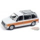 Dodge Caravan 1985 en blanc DW2 avec côtés et arrière en grain de bois - Auto World - 1/64 - AWSP167 A