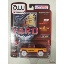 CHASE CAR 1973 Chevrolet C10 YARD BNSF Railroad Support Vehicle Limité 2,496 - Auto World 1:64 - CP7777GR