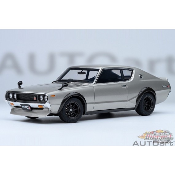 Nissan Skyline 2000 GT-R (KPGC110) Tuned version (Silver) - Autoart 1/18 - 77466 - Passion Diecast 