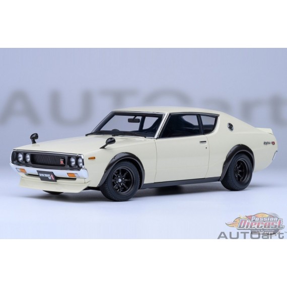 Nissan Skyline 2000 GT-R (KPGC110) Tuned version (White) - Autoart 1/18 - 77467 - Passion Diecast 