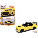 Ford Mustang Shelby GT500 2021 en fibre de carbone en jaune vif avec toit noir - Auto World - 1/64 - AWSP171 A