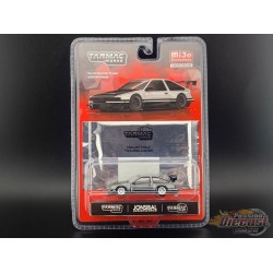 CHASE CAR Toyota Sprinter Trueno AE86 Widebody par Jon Sibal avec carte collection - Blanc - Tarmac Works - 1/64 - T64G-060-WBGR