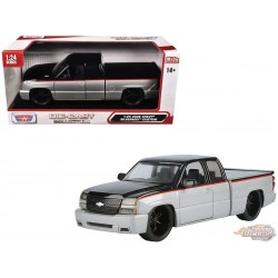 Chevy Silverado Extended Cab 2006 Custom - Silver with Black Two-Tone - Motormax 1/25 - 79039 SLBK Passion Diecast