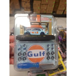 CHASE CAR Nissan Skyline 1971 2000 GT-R GULF et élévateur et 2 jeux de roues supplémentaires - M2 Machine - 1:64 - 37000-MJS01GR