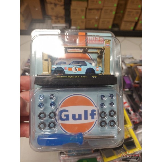 CHASE CAR 1971 Nissan Skyline 2000 GT-R GULF With 4 Post Lift and 2 Extra Set of Wheels - M2 Machine - 1:64 - 37000-MJS01GR