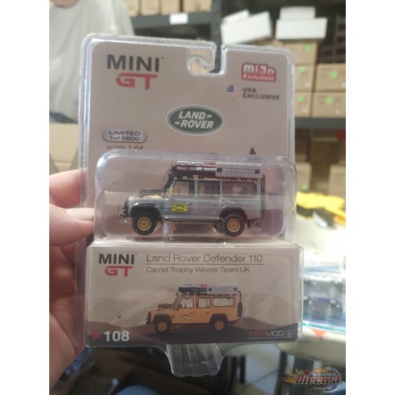 CHASE CAR Land Rover Defender 110 1989 Camel Trophy Winner - Mini GT - 1:64 - MGT000108GR