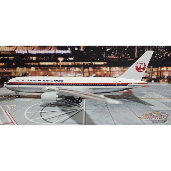 Japan Air Lines (JAL) Boeing 767-246 / JA8231 / B-Models / 1:200 / B-762-JL-231P