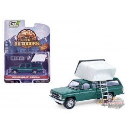(Preorder) 1990 Chevrolet Suburban - The Great Outdoors Series 4 - 1/64 Greenlight - 38080 E