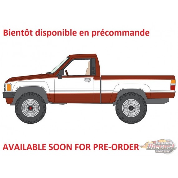 Toyota SR5 1984, couleur cuivre métallisé et blanc - 2026 Premium Release 5B - Auto World - 1/64 - AW64582 B A