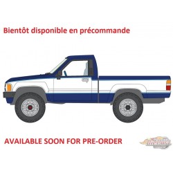 Toyota SR5 1984, Bleu foncé métallisé et blanc - 2026 Premium Release 5A - Auto World - 1/64 - AW64582 A A