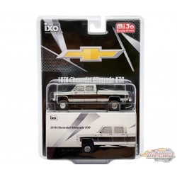 CHASE CAR 1978 Chevrolet Silverado K30 Crew Cab Fleetside Lifted - White & Black - IXO Models - 1:64 - IAPR1012GR