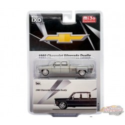 CHASE CAR 1979 Chevrolet Silverado C30 Crew Cab Dually Lowered - Noir - IXO Models - 1:64 - IAPR1013GR