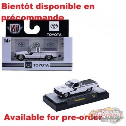1985 Toyota Truck - Auto-Thentics Release 112 2026 - M2 Machine - 1:64 - 32500-112 E Passion Diecast