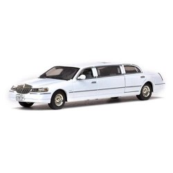 2000 Town Car Lincoln Limousine - White