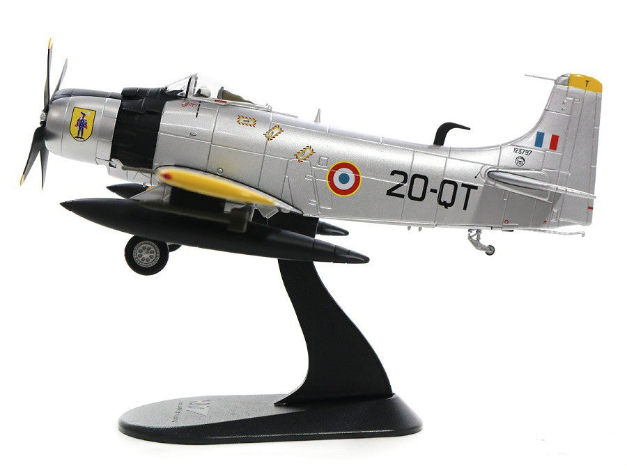 Douglas AD-4 Skyraider  French Air Force EC 2/20 Quarsenis, Algeria, 1960s Hobby Master 1/72  HA2916  Passion Diecast 