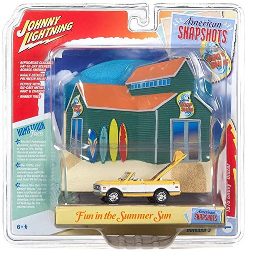 American Snapshots - Diorama 1970 Chevrolet Blazer convertiblewith Surf Boards - Johnny Lightning -  1:64 - JLDR005 A