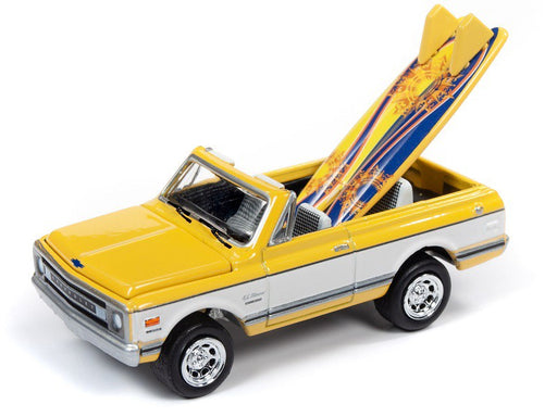 American Snapshots - Diorama 1970 Chevrolet Blazer convertiblewith Surf Boards - Johnny Lightning -  1:64 - JLDR005 A