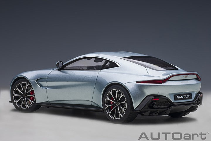 ASTON MARTIN VANTAGE 2019 SKYFALL SILVER -  Autoart 1/18 -  70276 - Passion Diecast 