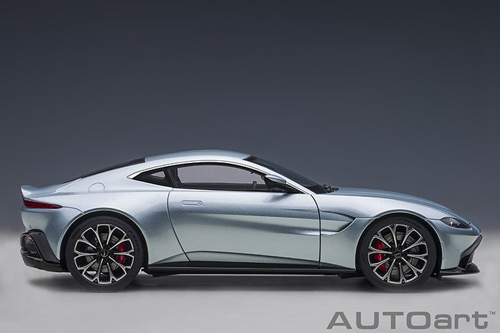 ASTON MARTIN VANTAGE 2019 SKYFALL SILVER -  Autoart 1/18 -  70276 - Passion Diecast 