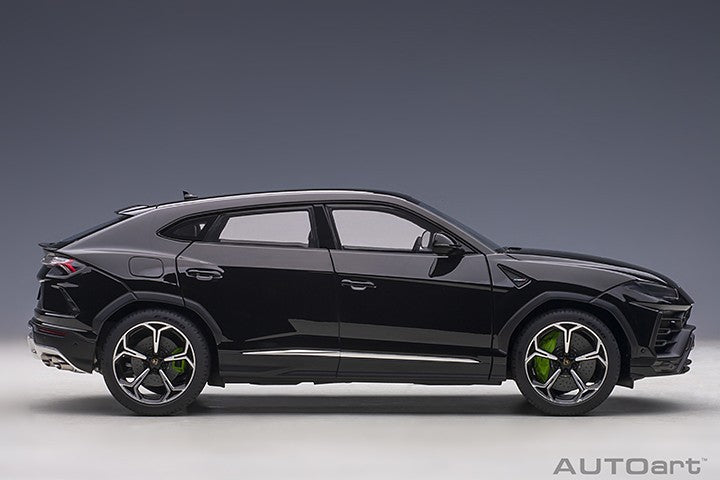 Lamborghini Urus - Nero Noctis -  Autoart 1/18 -  79165 - Passion Diecast 