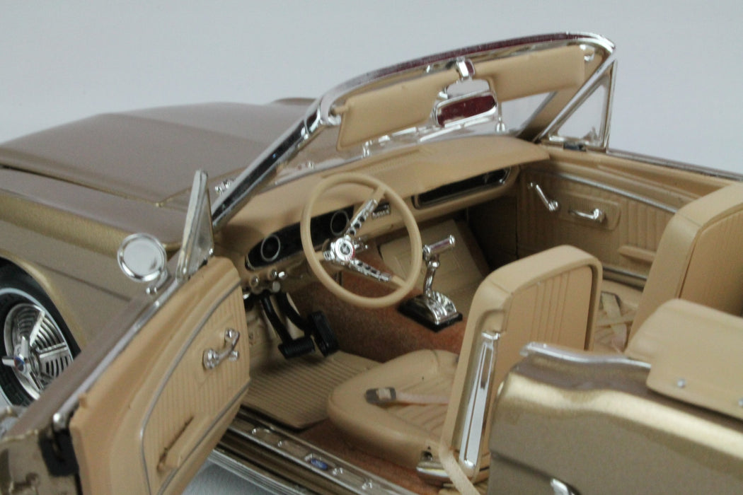 1965 Ford Mustang convertible gold  - Autoworld  1/18 -  AMM1032 Usagé