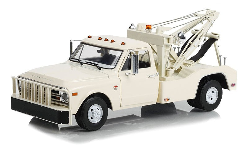 1968 Chevrolet C-30 Dually Wrecker - White  -  1/18  Greenlight 13623