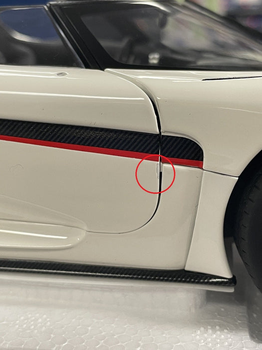 Koenigsegg RegeraWhite/Carbon with Red accent - Autoart 1/18 - 79027- Passion Diecast