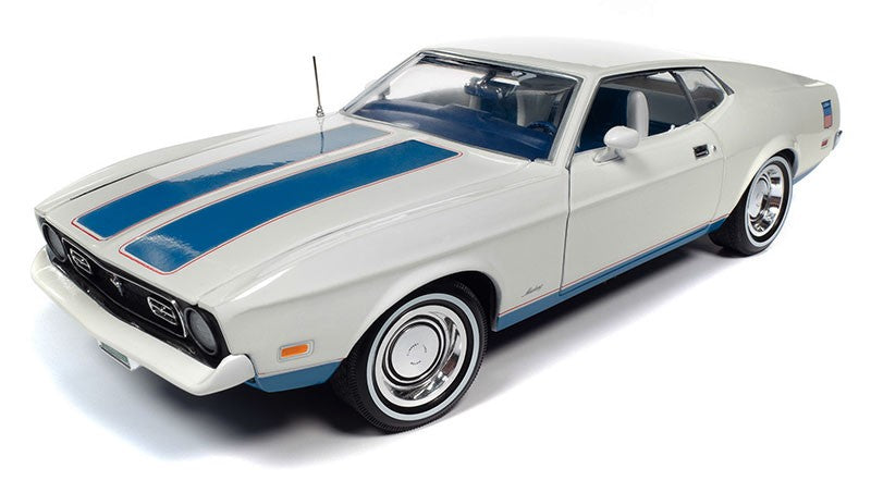 1972 Ford Mustang Fastback - Classe de 1972 en blanc - Auto World / American Muscle 1/18 -  AMM1286 - Passion Diecast 