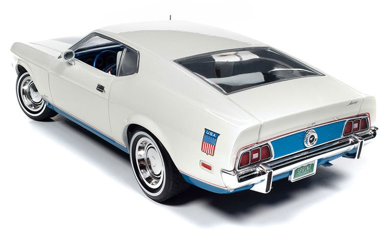 1972 Ford Mustang Fastback - Classe de 1972 en blanc - Auto World / American Muscle 1/18 -  AMM1286 - Passion Diecast 
