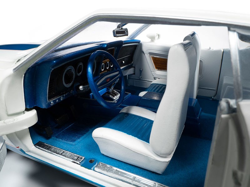 1972 Ford Mustang Fastback - Classe de 1972 en blanc - Auto World / American Muscle 1/18 -  AMM1286 - Passion Diecast 