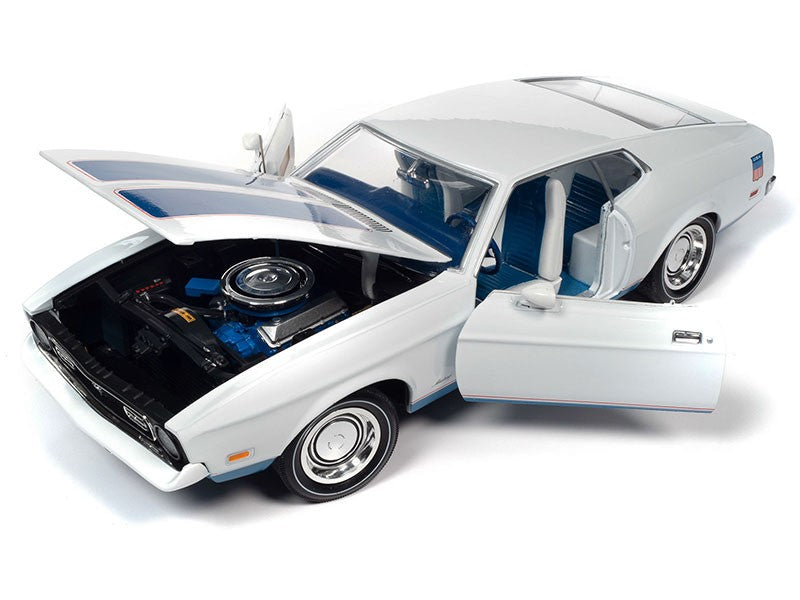 1972 Ford Mustang Fastback - Classe de 1972 en blanc - Auto World / American Muscle 1/18 -  AMM1286 - Passion Diecast 