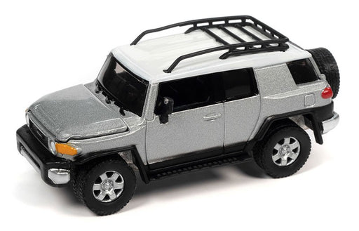 Toyota FJ Cruiser 2007 en argent titane - Johnny Lightning 1/64 - JLSP278 A Passion Diecast