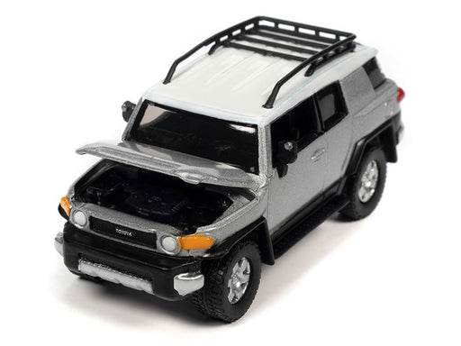 Toyota FJ Cruiser 2007 en argent titane - Johnny Lightning 1/64 - JLSP278 A Passion Diecast