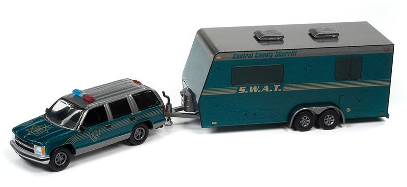 Sheriff - 1997 Chevrolet Tahoe Camper Trailer in Sherwood Green and Gold - Truck&Trailers - Johnny Lightning  1:64 - JLSP300 B