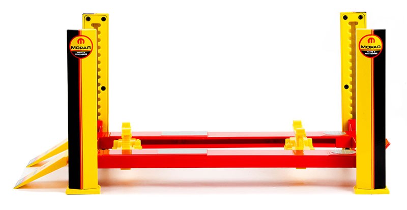MOPAR Parts & Accessories - Four-Post Lift in Yellow and Red - Greenlight - 1/18 - 13649 - Passion Diecast 