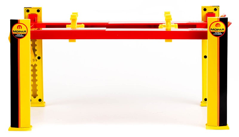 MOPAR Parts & Accessories - Four-Post Lift in Yellow and Red - Greenlight - 1/18 - 13649 - Passion Diecast 