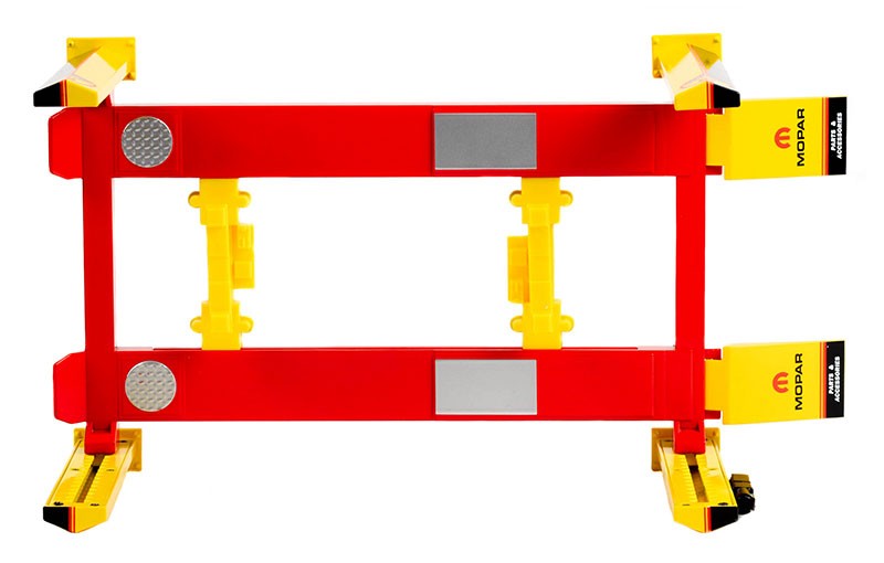 MOPAR Parts & Accessories - Four-Post Lift in Yellow and Red - Greenlight - 1/18 - 13649 - Passion Diecast 