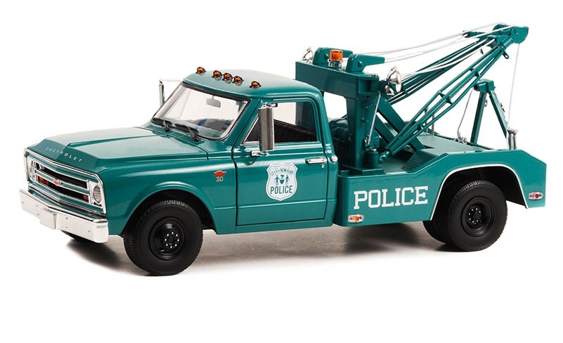 New York City Police Department (NYPD) - 1967 Chevrolet C-30 Dually Wrecker - 1/18  Greenlight - 13652