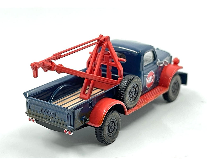 1950 Dodge Power Wagon Tow Truck Gulf Oil with Figure Limited 3,600 - Mijo Exclusives - 1/64 Greenlight - 51543
