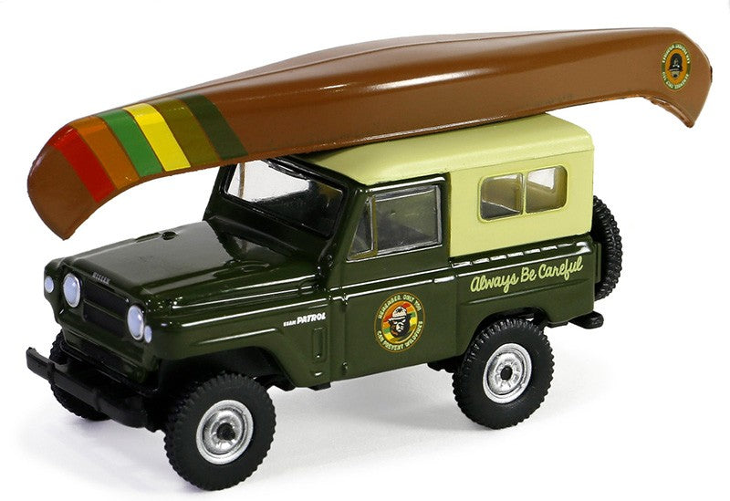 1980 Nissan Patrol with Canoe on Roof - Smokey Bear Series 3 - 1/64 Greenlight - 38060 F