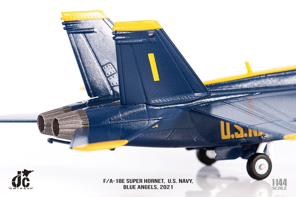 McDonnell Douglas F/A-18F Super Hornet USN Blue Angels, n°1, 2021 - JC Wings  1:144   JCW-144-F18-004