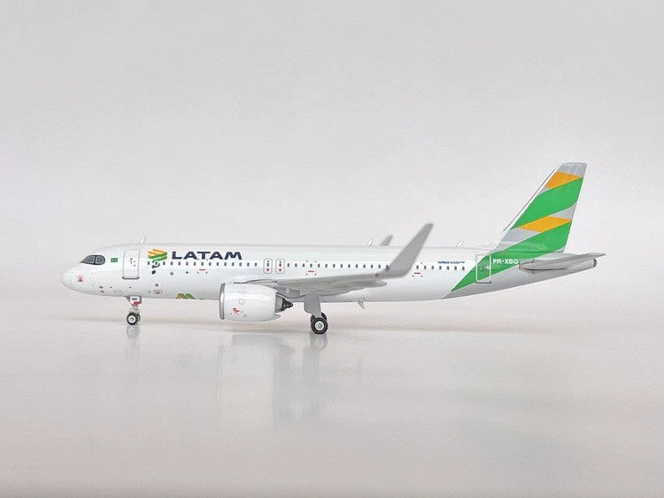 (Preorder) LATAM Airbus A320neo / PR-XBG /Phoenix Wings / 1:400  -  11916