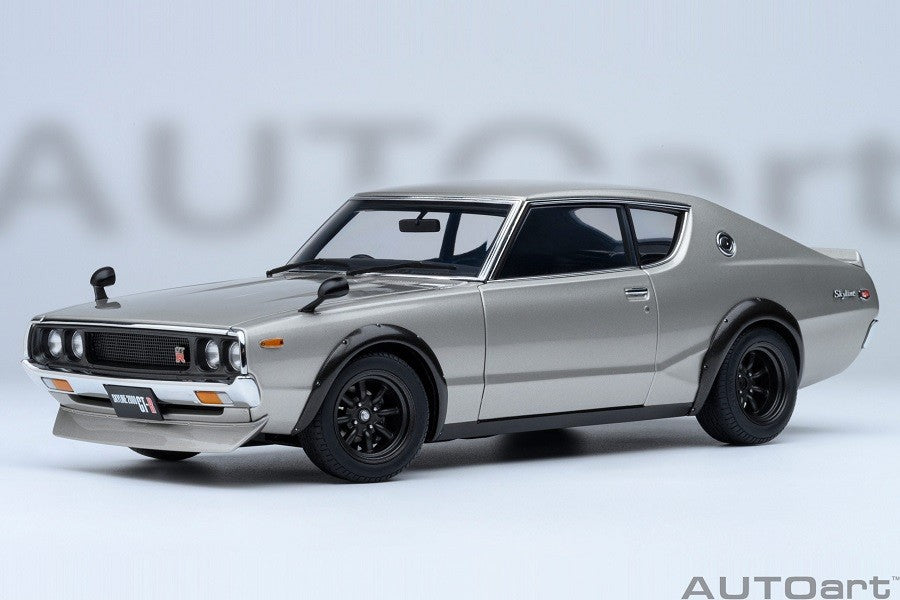 Nissan Skyline 2000 GT-R (KPGC110) Tuned version (Silver) - Autoart 1/18 - 77466 - Passion Diecast 