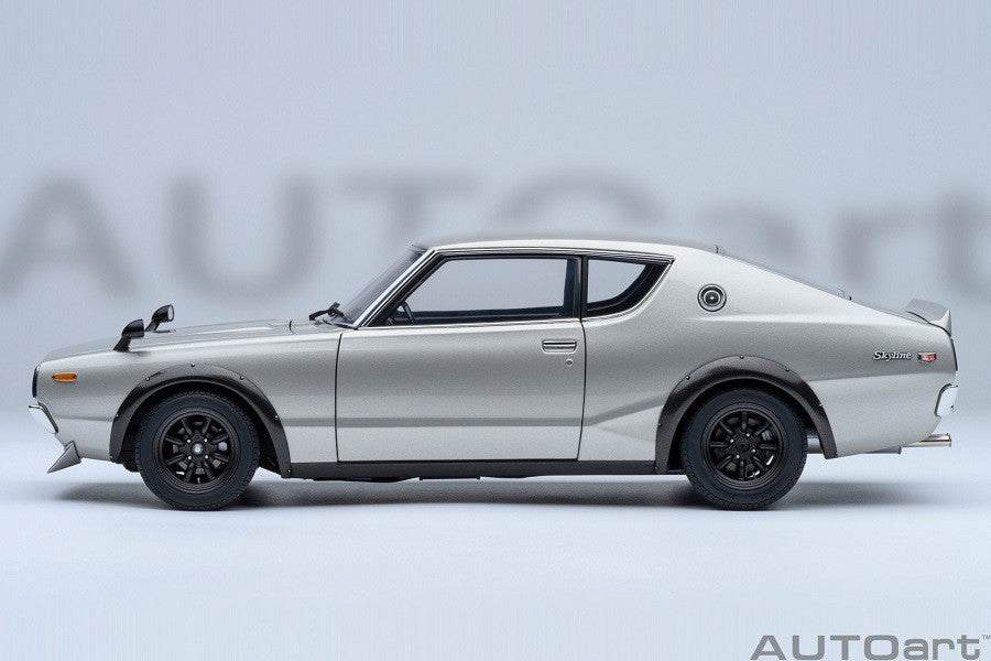 Nissan Skyline 2000 GT-R (KPGC110) Tuned version (Silver) - Autoart 1/18 - 77466 - Passion Diecast 