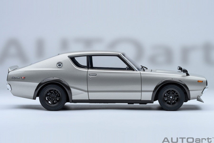 Nissan Skyline 2000 GT-R (KPGC110) Tuned version (Silver) - Autoart 1/18 - 77466 - Passion Diecast 